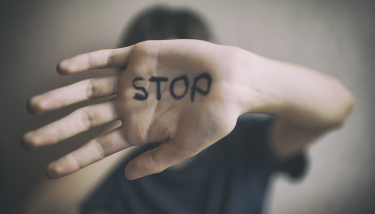 violences conjugales femmes coups poing main femme féminicide
