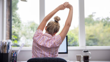 mal de dos douleurs lombaires étirer étirements femme bureau travail PC