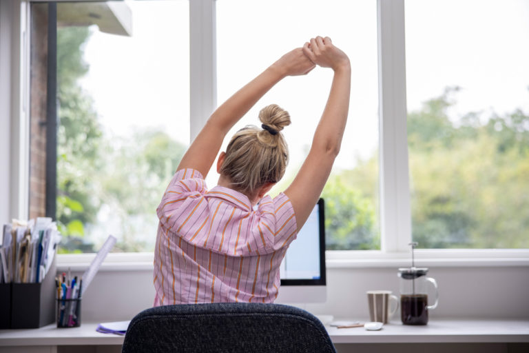 mal de dos douleurs lombaires étirer étirements femme bureau travail PC
