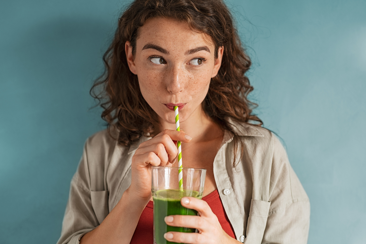 femme boire jus de fruits légumes vert detox santé bienfaits