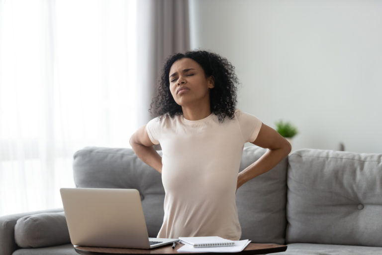douleurs mal de dos ordinateur PC bureau télétravail femme