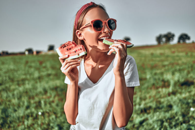 pastèque fruit femme manger été minceur régime sourire