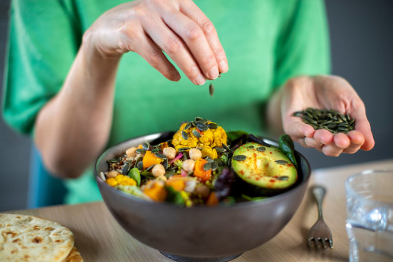 femme salade avocat plat programme minceur régime manger alimentation légumes