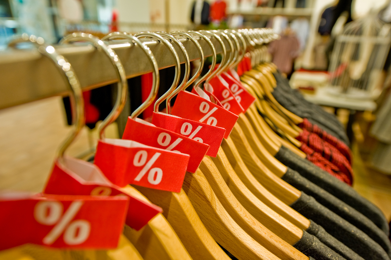 cintres en bois soldes vêtements boutique prêt-à-porter industrie