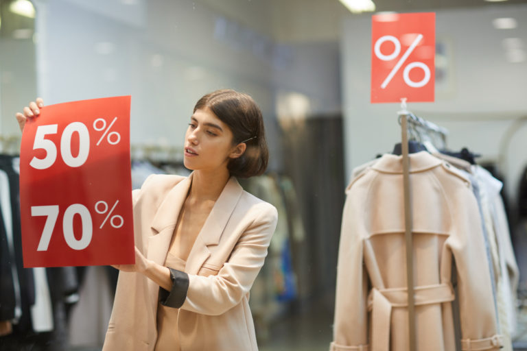 femme magasin vêtements boutique soldes vêtements vitrine mode prêt à porter