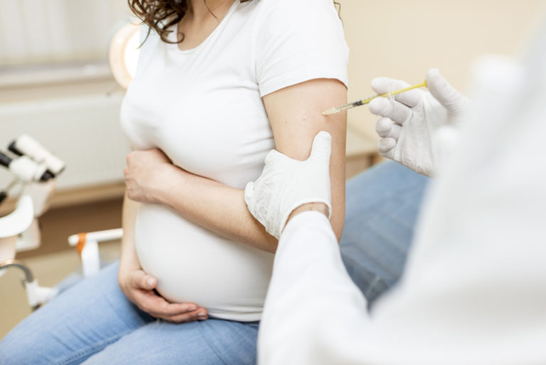 vaccin injection coronavirus anti covid 19 piqûre femmes enceintes grossesse