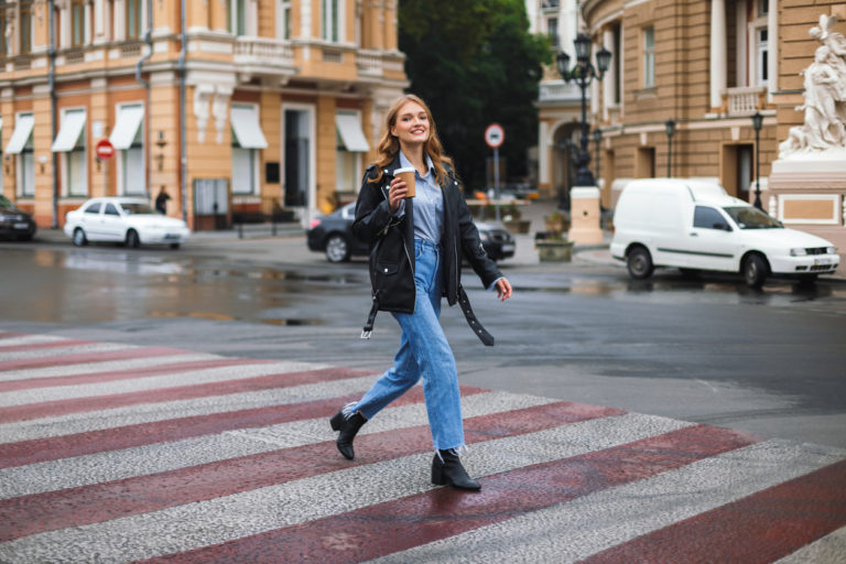 Femme veste en cuir similicuir jeans tenue café marche dans la rue