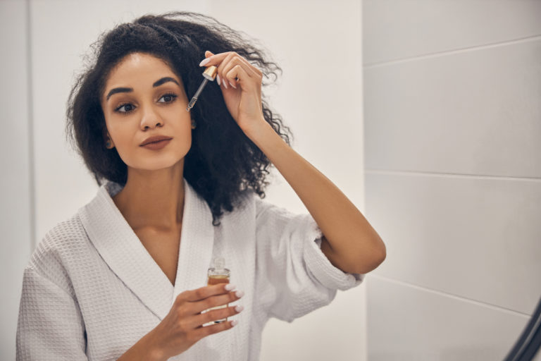 femme salle de bain huiles végétales rideshuile visage soin antirides naturel