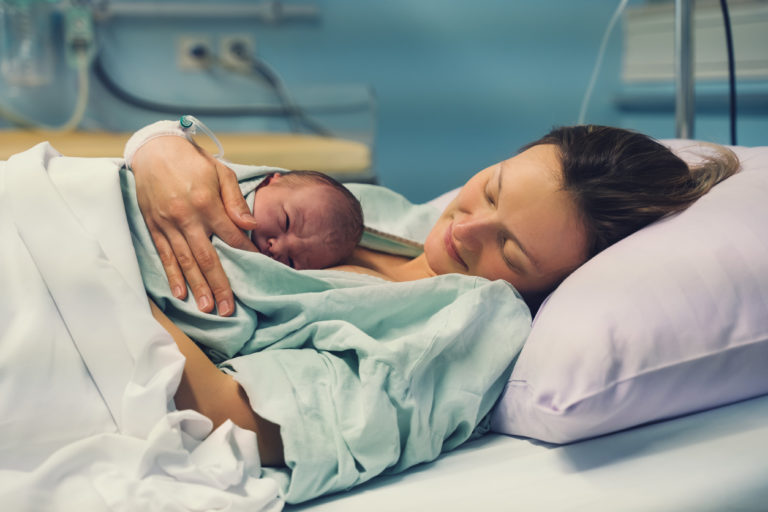 naissance accoucher accouchement bébé maman clinique