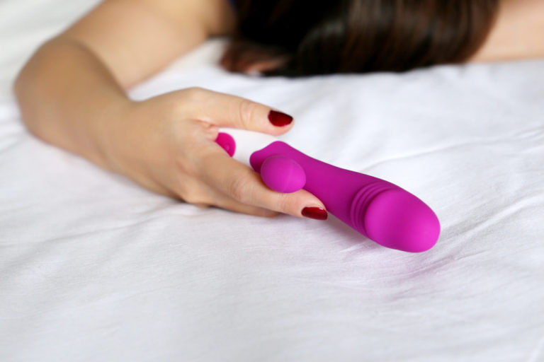 femme lit vibromasseur sextoys féminin plaisir