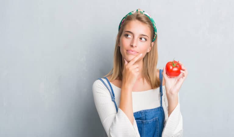 femme question manger tomate en hiver printemps été légume