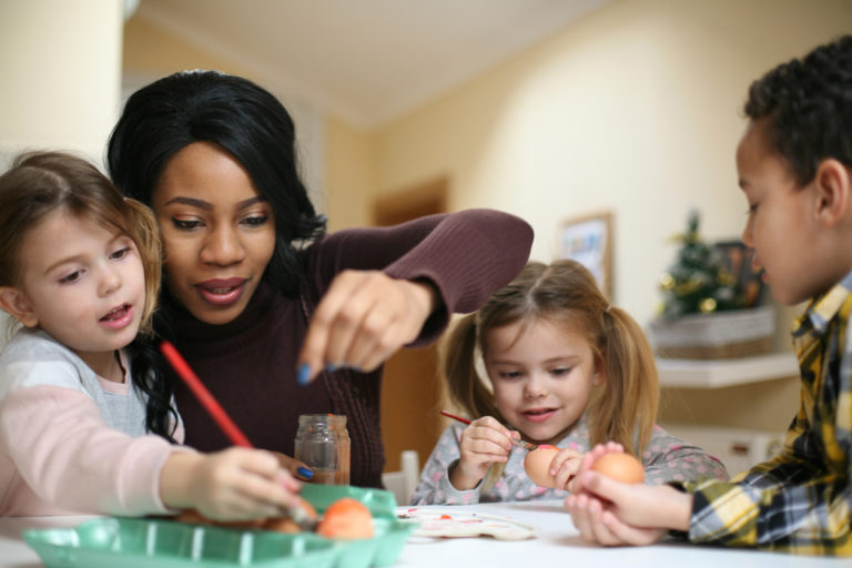 garde enfants modes crèche école femme bébés maternelle