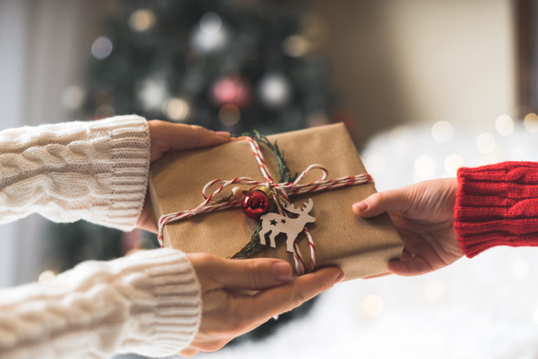 femme offrir cadeau sapin Noël occasion