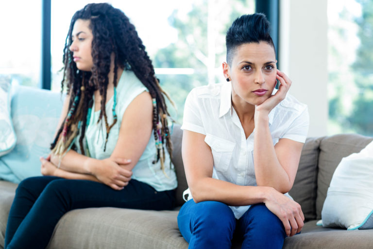 infidélité couple lesbien femmes dispute engueuler canapé gay