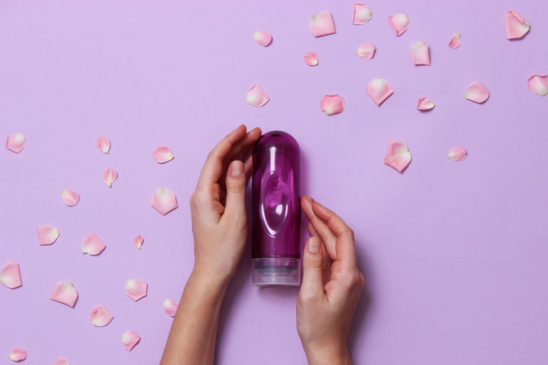 lubrifiant produit sexe gel crème femme mains