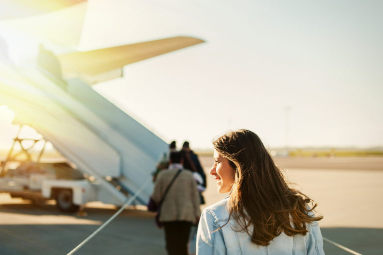 femme voyage en avion astuces aéroport tarmac voyager
