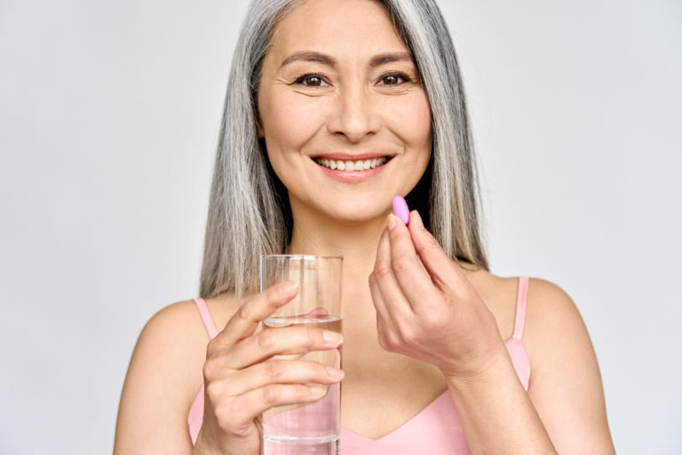 femme âge mûr ménopause compléments alimentaires médicament cachet