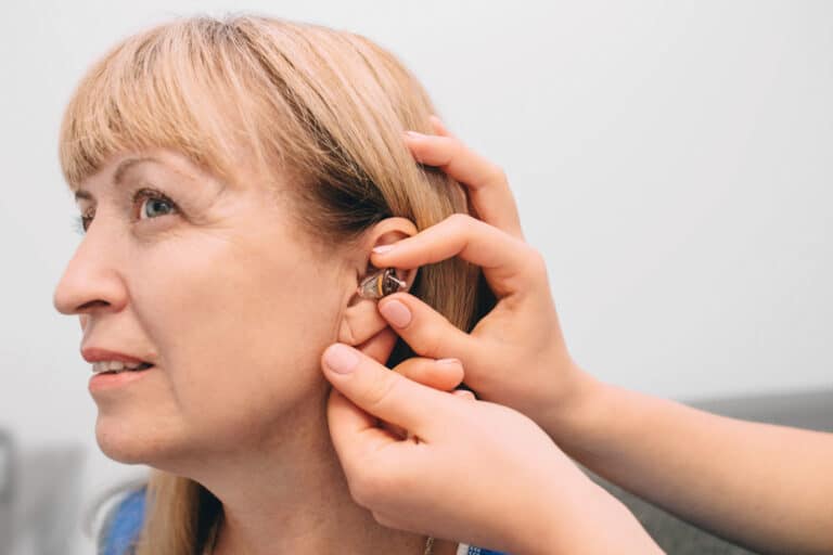 appareil auditif perte audition femme oreille ouïe