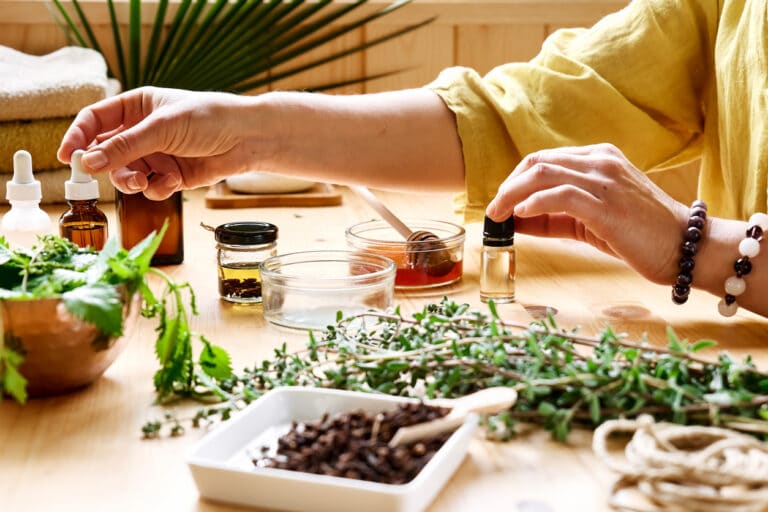 femme plantes médecine traditionnelle naturelle naturopathie huiles essentielles