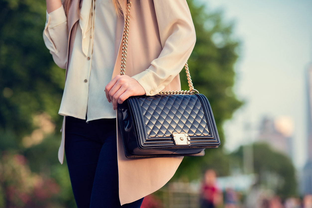 femme portant un sac de marque luxe vêtements mode look style belles pièces