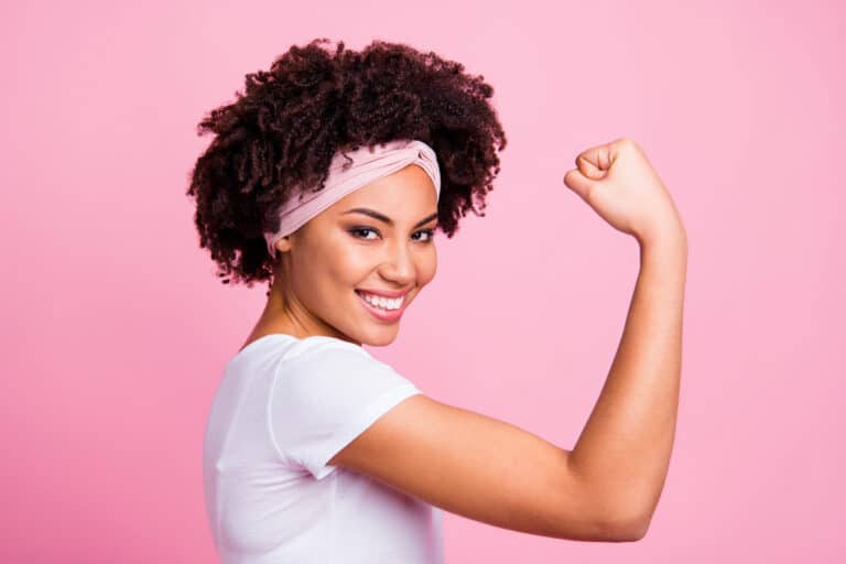 confiance en soi femme power girl bras levé combat