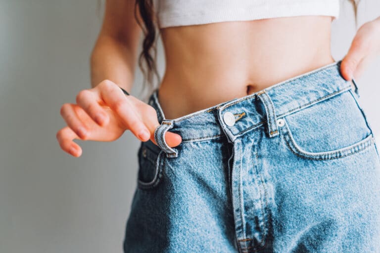 femme jean trop grand perdre astuces rétrécir vêtement