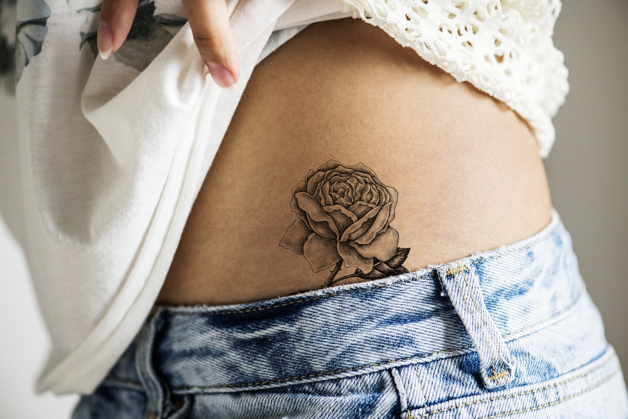 tatouage ventre rose fleur peau motif femme test