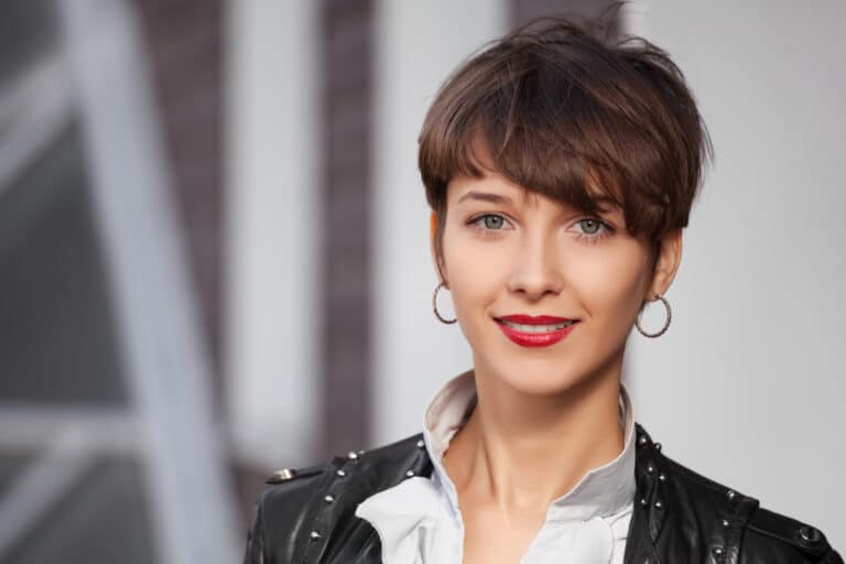 femme bien coiffée cheveux courts rouge à lèvres boucles oreille