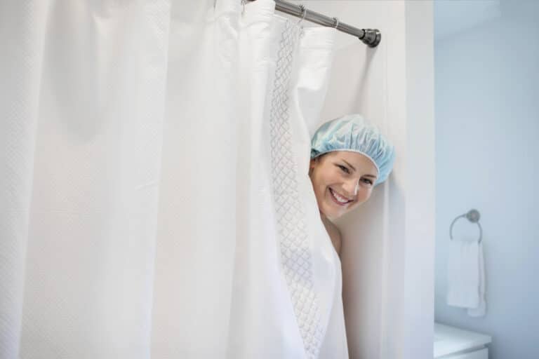 femme douche bonnet de bain laver cheveux salle