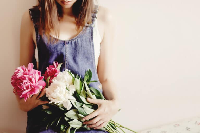 femme offrir bouquet de fleurs roses blanches printemps