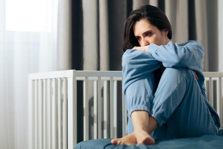 femme triste fausse couche lit bébé enfant naissance grossesse