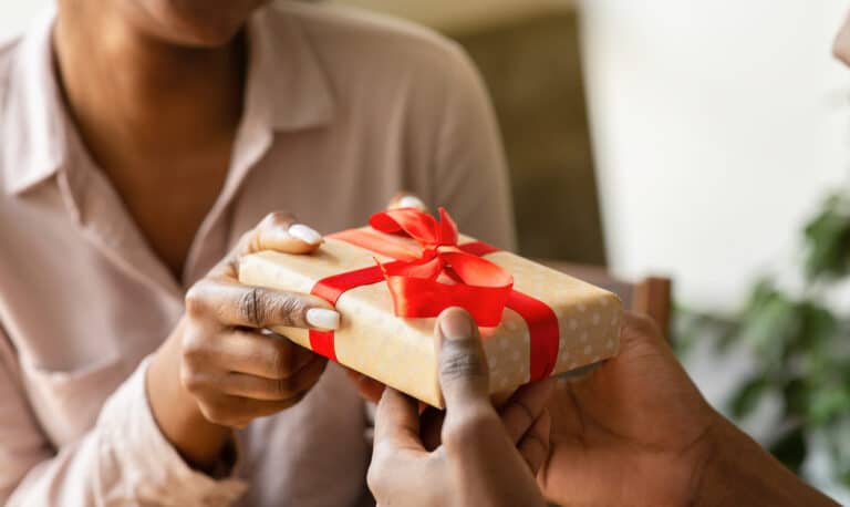 offrir cadeau femme homme Noël fête des Pères paquet