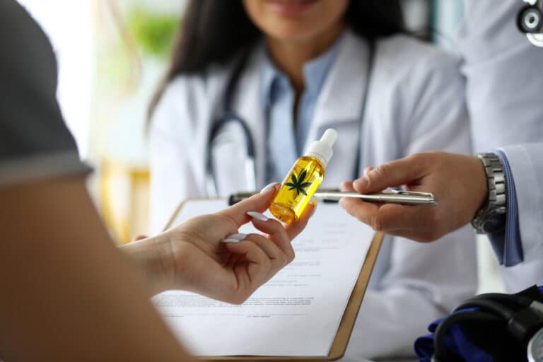 femme remède naturel CBD chanvre cannabis cannabidiol