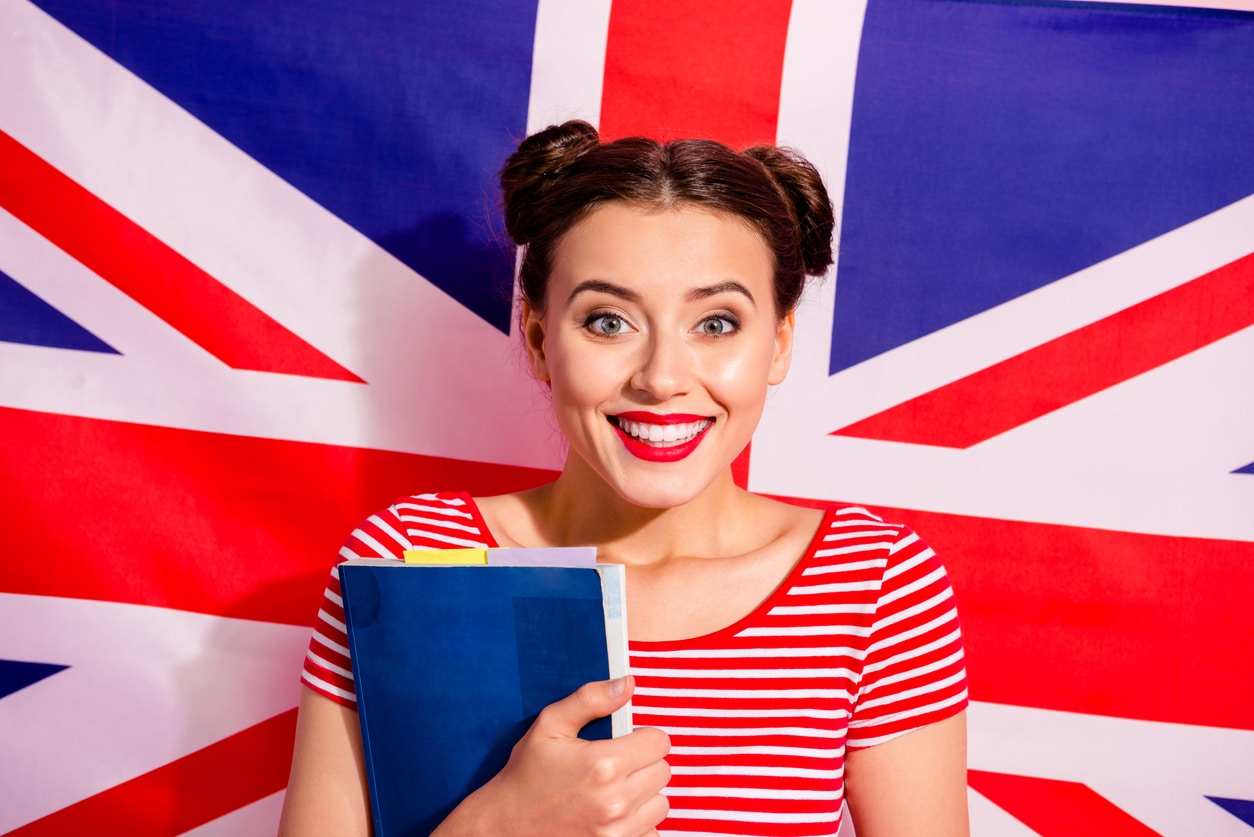 femme apprendre anglais facile étudier drapeau UK apprentissage langue étrangère