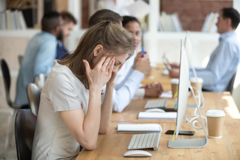femme bureau travail dofemme bureau travail PC congé règles douloureuses douleurs entreprise