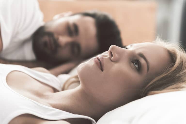 femme couple lit dormir triste penser orgasme masculin