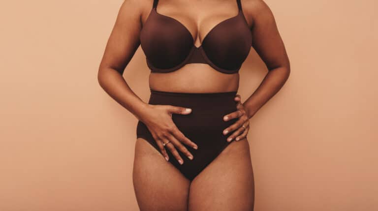 femme noire métisse culotte sous vêtements soutien gorge chirurgie intime