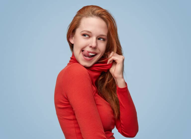 femme rousse libido entretenir pull tirer la langue sourire espiègle