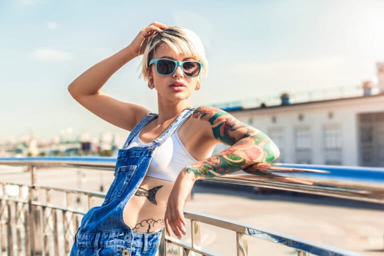 été plage femme préparer peau bronzage tatouages soleil
