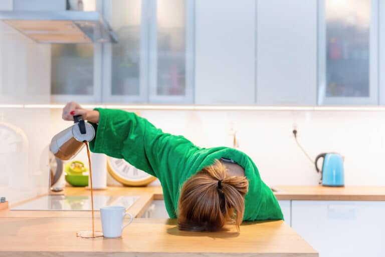 fatigue difficultés matin femme difficile renverser café cuisine
