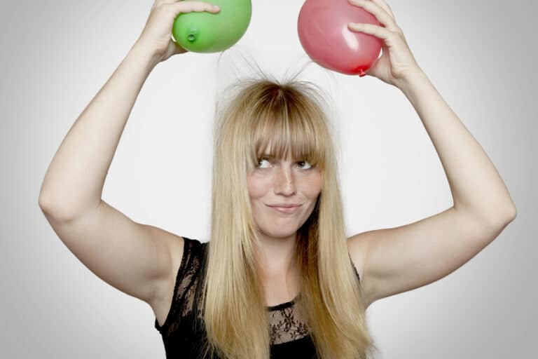 astuce cheveux électriques blonde ballons de baudruche électricité statique