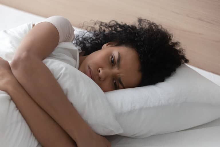 insomnie mal dormir femme trouble sommeil douleurs règles triste