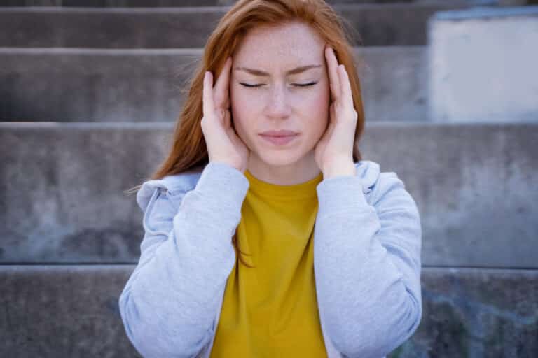 femme rousse surdité mal oreilles maux tête douleurs