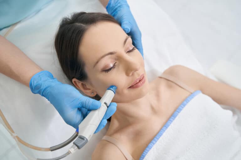 femme hydrafacial beauté peau épiderme technique soin institut nettoyage