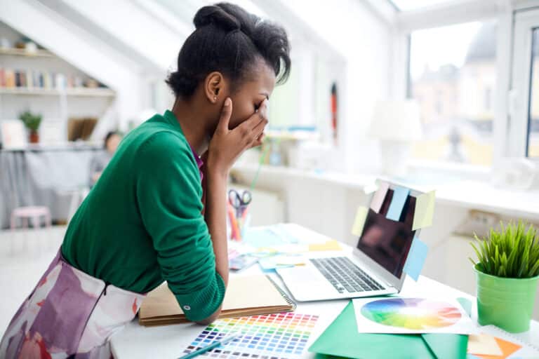femme fatiguée travail charge mentale stress burnout télétravail bureau