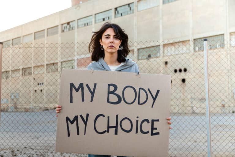 femme militante droit avortement IVG interruption volontaire de grossesse manifester pays
