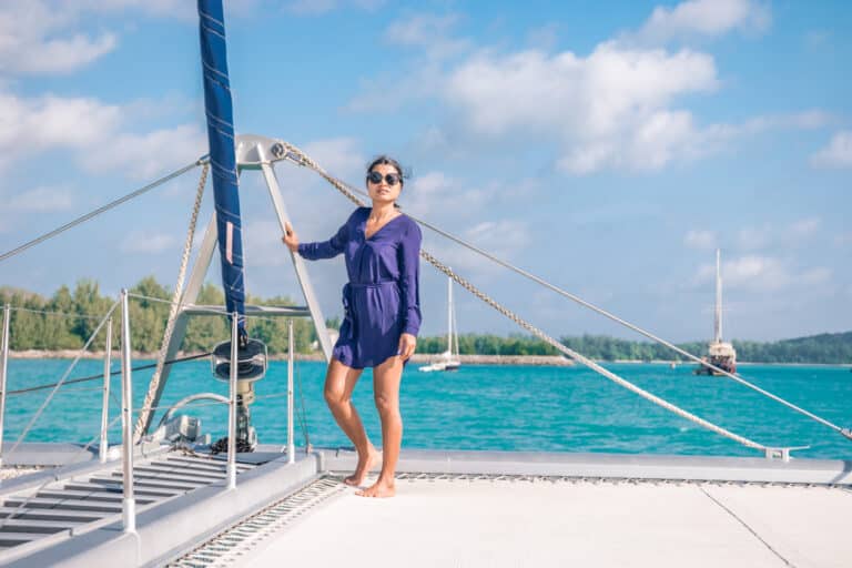 Seychelles femme ile voyage durable bateau catamaran voilier mer