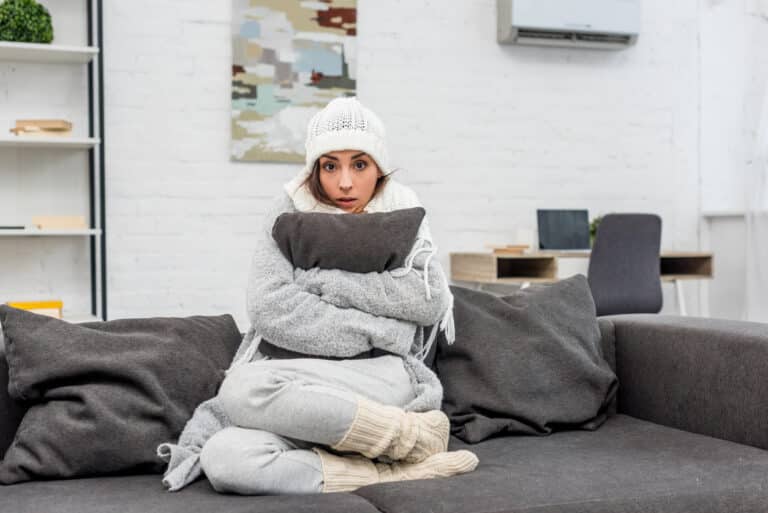 froid hiver femme geler canapé emmitouflée bonnet chaussettes