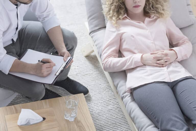 femme hypnose consulter psy santé médecine douce alternative canapé