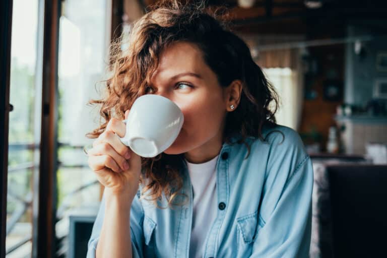 femme fleurs CBD tisane infusion thé café boire tasse stress